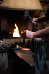 Herreros trabajando como se hacia antiguamente. Cuchilleria tradicional.