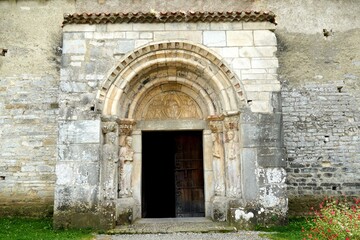 Fototapeta na wymiar Portail de la basilique Saint-Just de Valcabrère