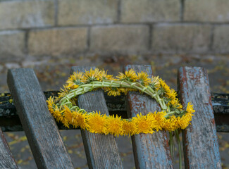 Naklejka premium dandelion wreath on the bench