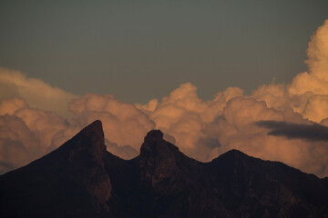 Nubes y montaña al atardecer