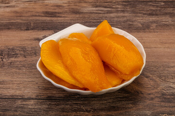 Sweet mango slices in syrop