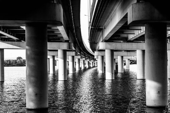 Czarno białe, wiadukt. autostrada, woda, słupy podtrzymujące drogę, wiadukt