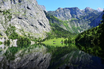 Fototapeta na wymiar Reflejos de montañas alpinas