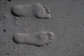 Huella de pies sobre arena de playa