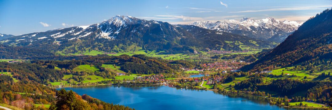 Panorama Landschaft im Allg&auml;u bei Immenstadt mit Berg Gr&uuml;nten und gro&szlig;er Alpsee