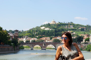 Femme devant un pont surplombant l'Adige, Vérone