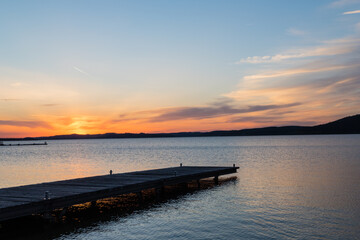 Obraz premium Steg am Brombachsee mit Sonnenuntergang 