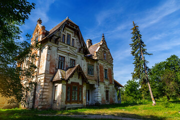 Fototapeta na wymiar An old abandoned house in the Antonines. Ukraine