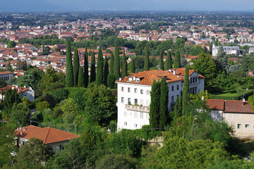 Obraz premium Belles demeures italiennes et cyprès
