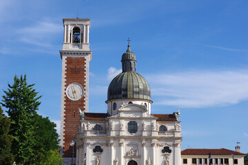 Cathédrale et campanile au-dessus de Vicence