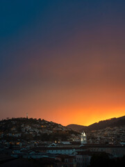 Fotografía de un atardecer en el centro histórico de Quito - Ecuador