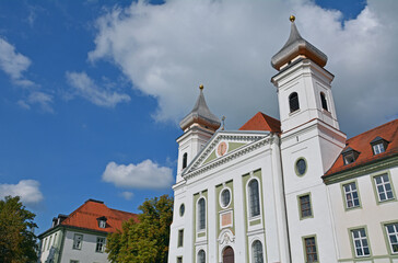 Pfarrkirche St. Tertulin in Schlehdorf, ehemalige Klosterkirche der Missions-Dominikanerinnen von King William’s Town, Bayern, Deutschland