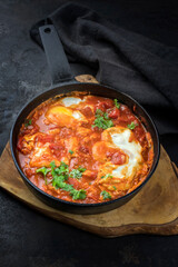 Traditionelles israelisches National Gericht Shakshouka angeboten als Frühstück mit pochierten...
