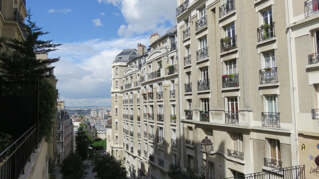 Vista De Las Construcciones Típicas En La Zona De Montparnasse, Paris, Francia.