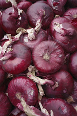 red onions on market stall