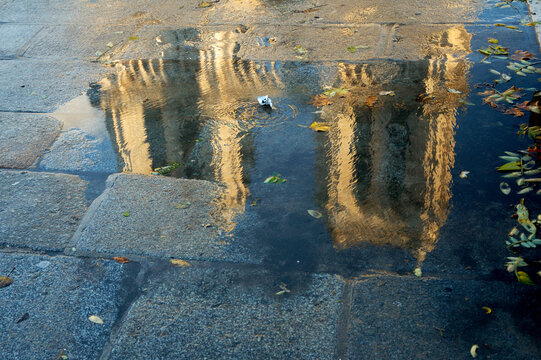 Cath&Ocirc;&oslash;&Omega;&Ocirc;&oslash;&Omega;drale Notre Dame reflected in a puddle of water