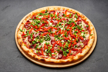 Pizza with a large number of toppings: hunting sausages, onions, cheese and bell pepper