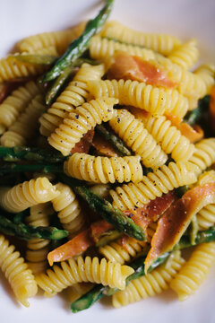 Pasta with smoked ham, asparagus and saffron