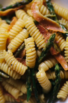 Pasta with smoked ham, asparagus and saffron