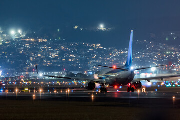 夜の離陸前　滑走路上の飛行機