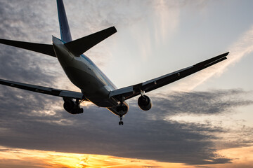 夕暮れの到着便　飛行機のアップ