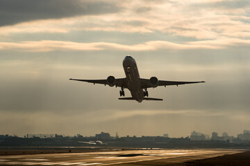 朝の出発便　朝日と飛行機　