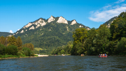 Traditional rafting on the Dunajec Gorge and view of Three Crowns Massif, Pieniny, Poland. © Kamil