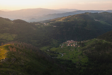 Pôr do sol lindo na aldeia nas montanhas portugal