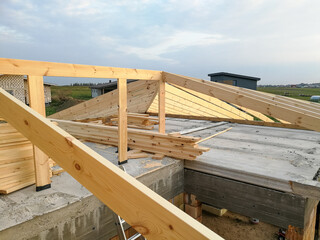 Wood girder beams for roof construction