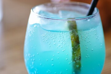 青い炭酸ドリンク