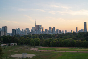 Obraz premium Toronto City Skyline at sunset from Riverdale Park in Ontario Canada