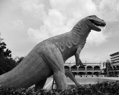dinosaur sculpture