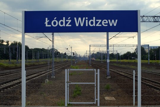 A board with information about the "Ł&oacute;dź Widzew" station at the end of one of the station platforms
