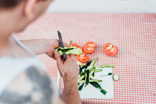 Man making a salade