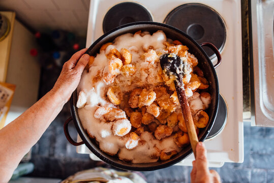 Apricot jam preparation