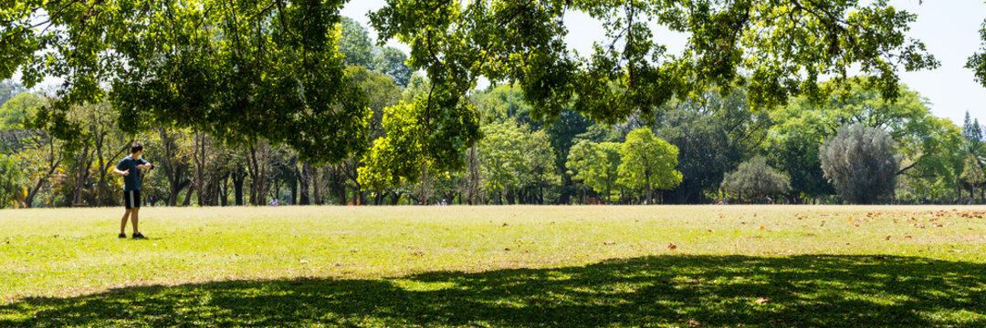 Homem com m&aacute;scara de prote&ccedil;&atilde;o fazendo exerc&iacute;cio no parque do Ibirapuera em S&atilde;o Paulo Brasil - Inicio da Primavera 2020