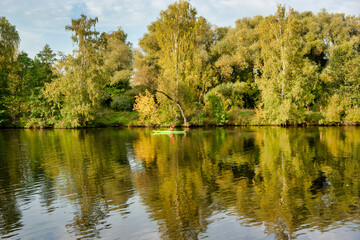 Obraz premium Sportsman kayaking on the river. Autumn landscape. Moscow river in Strogino, Moscow