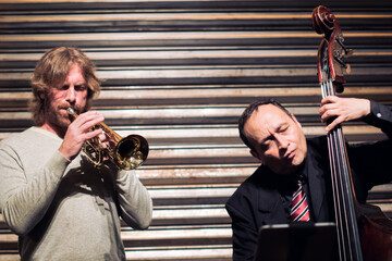 Jazz performance of two trumpet and double bass musicians