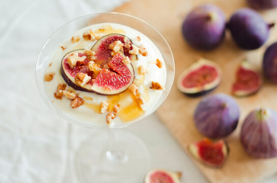 yoghurt with fresh figs, walnuts and honey