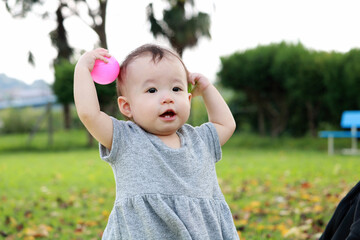 公園で遊ぶ1歳の女の子