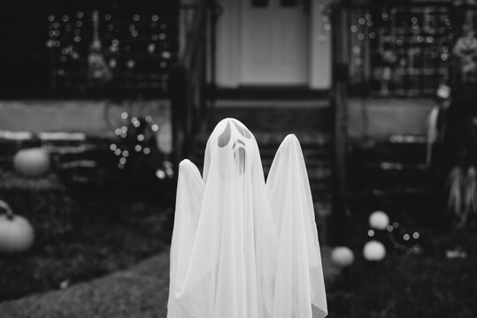 Wailing ghost is centerpiece to a home halloween display