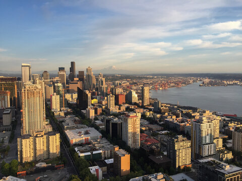 Seattle city skyline with Mt Ranier behind