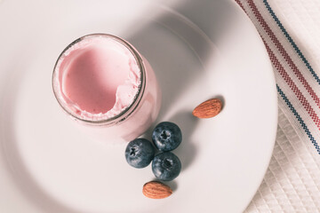 recipiente de yogurt fresco