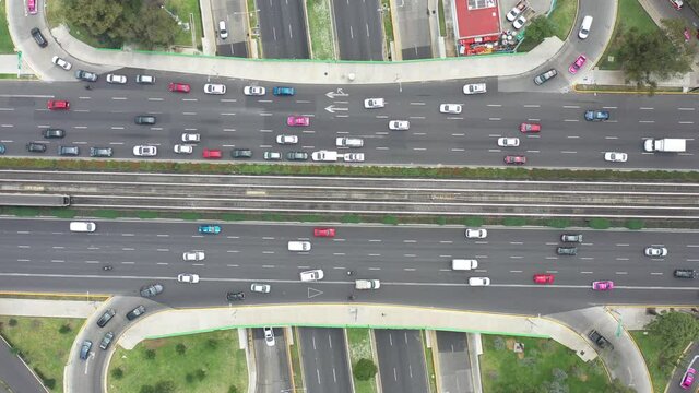 Vista a&eacute;rea cenital del tr&aacute;fico en Calzada de Tlalpan, en la Ciudad de M&eacute;xico, con el Metro circulando sobre los carriles centrales.