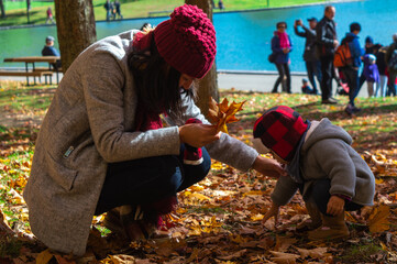Jeune maman et son bébé enfant automne