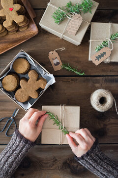 Gift-wrapping Gingerbread men cookies