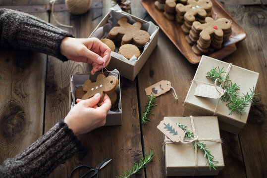 Gift-wrapping Gingerbread men cookies
