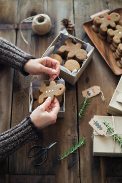 Gift-wrapping Gingerbread men cookies