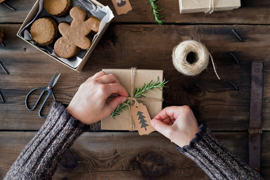 Gift-wrapping Gingerbread men cookies