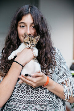 Girl found her favorite kitty, showing it to the camera